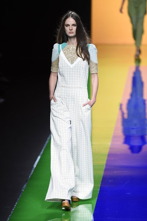 Mono blanco y beige de la colección de primavera/verano 2016 de Ailanto en Madrid Fashion Week