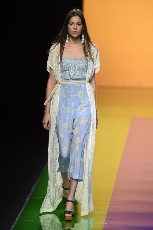 Vestido blanco y beige de la colección de primavera/verano 2016 de Ailanto en Madrid Fashion Week