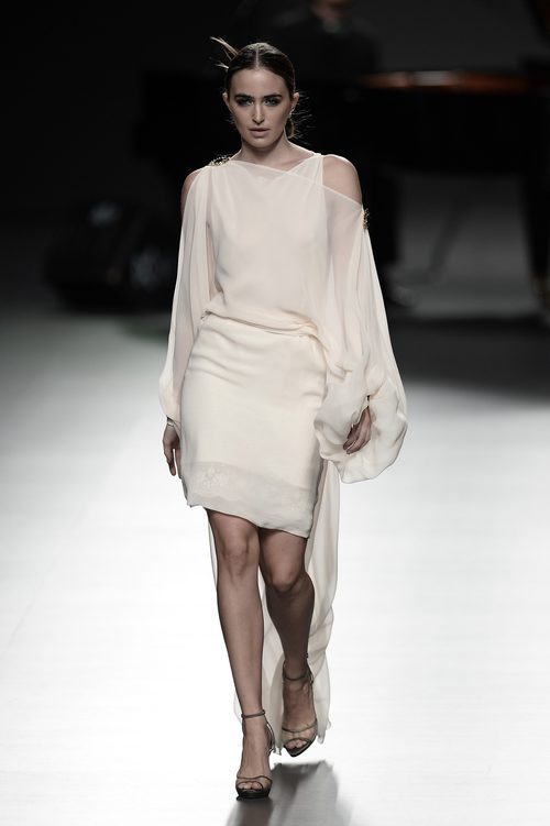 Vestido color crema de Ion Fiz para primavera/verano 2016 en Madrid Fashion Week