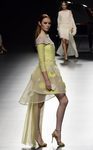 Vestido amarillo de Ion Fiz para primavera/verano 2016 en Madrid Fashion Week