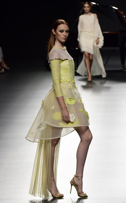 Vestido amarillo de Ion Fiz para primavera/verano 2016 en Madrid Fashion Week