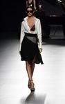 Conjunto de falda y blusa blanco y negro de Ion Fiz para primavera/verano 2016 en Madrid Fashion Week