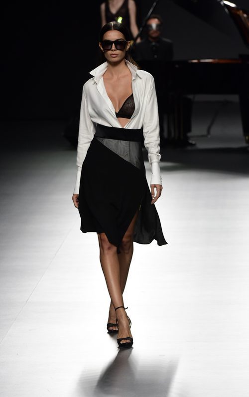 Conjunto de falda y blusa blanco y negro de Ion Fiz para primavera/verano 2016 en Madrid Fashion Week