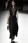 Vestido negro de Ion Fiz para primavera/verano 2016 en Madrid Fashion Week