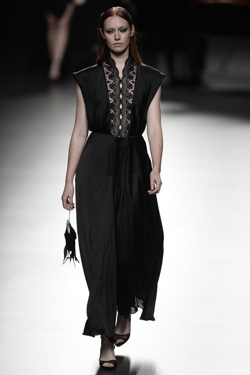 Vestido negro de Ion Fiz para primavera/verano 2016 en Madrid Fashion Week