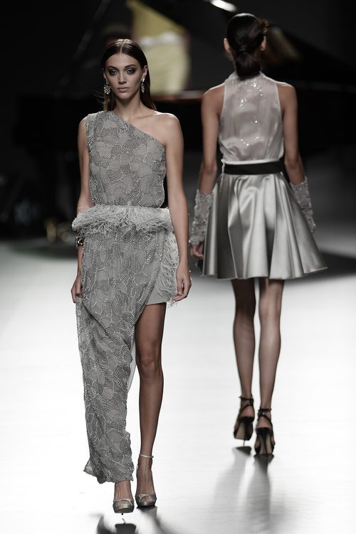 Vestido gris de Ion Fiz para primavera/verano 2016 en Madrid Fashion Week
