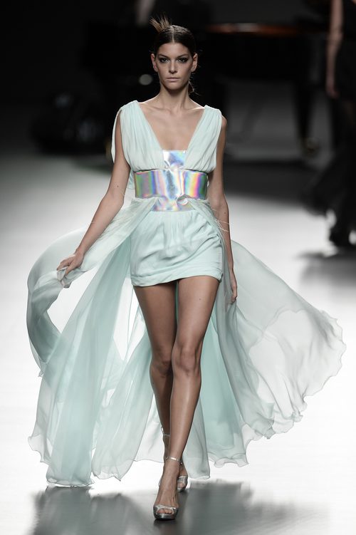 Vestido azul de Ion Fiz para primavera/verano 2016 en Madrid Fashion Week