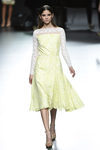 Vestido amarillo y blanco de Ion Fiz para primavera/verano 2016 en Madrid Fashion Week
