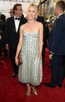 Naomi Watts luce un vestido sencillo con bordados de lentejuelas en la alfombra roja de los Emmy 2015
