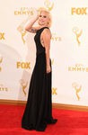 Lady Gaga luce un minimalista vestido negro en la alfombra roja de los Emmy 2015