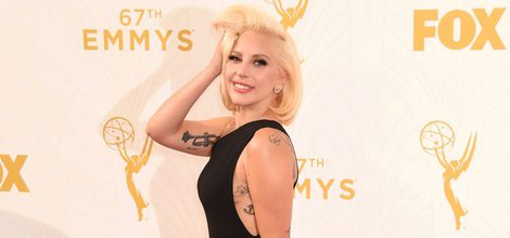 Lady Gaga luce un minimalista vestido negro en la alfombra roja de los Emmy 2015