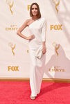 Louise Roe luce un vestido blanco de escote asimétrico en la alfombra roja de los Emmy 2015