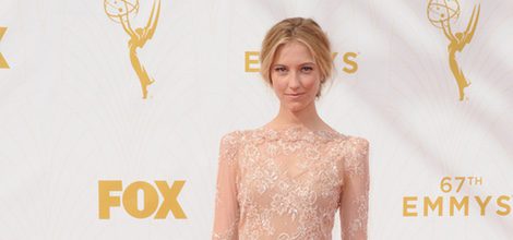 Caitlin Gerard luce un ceñido vestido rosa nude en la alfombra roja de los Emmy 2015