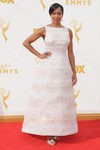 Regina King escoge un vestido blanco brillante para lucirse en la alfombra roja de los Emmy 2015