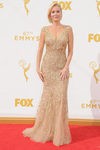 Penelope Ann Miller con vestido de Lorena Sarbu en la alfombre roja de los premios Emmy 2015