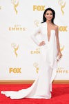 Nazanin Boniadi con un vestido blanco en la alfombra roja de los premios Emmy 2015
