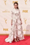 Emily Robinson con un vestido con motivos florales en la alfombra roja de los premios Emmy 2015