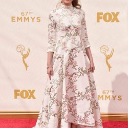 Emily Robinson con un vestido con motivos florales en la alfombra roja de los premios Emmy 2015