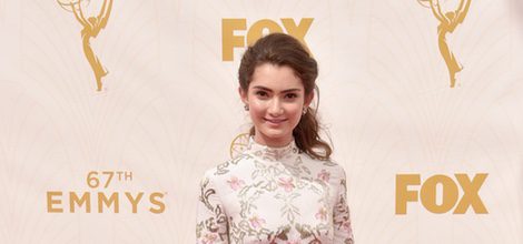 Emily Robinson con un vestido con motivos florales en la alfombra roja de los premios Emmy 2015