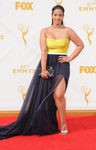 Dascha Polanco con un vestido amarillo y negro en la alfombra roja de los premios Emmy 2015