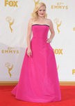 Elisabeth Moss con vestido fucsia en la alfombra roja de los premios Emmy 2015