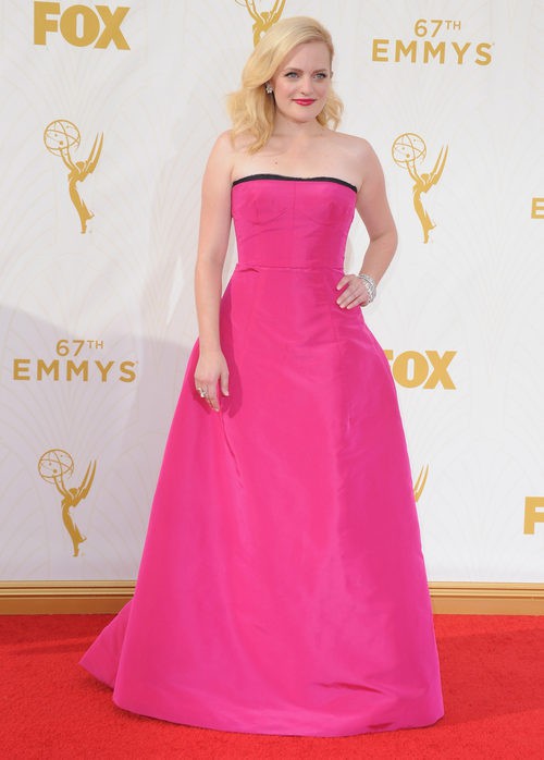 Elisabeth Moss con vestido fucsia en la alfombra roja de los premios Emmy 2015