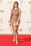 Trace Lisette con vestido marrón en la alfombra roja de los premios Emmy 2015