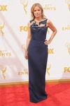 Kim Dickens con vestido azul marino en la alfombra roja de los premios Emmy 2015
