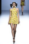 Vestido amarillo de margaritas de María Escoté primavera/verano 2016 en Madrid Fashion Week