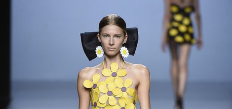 Vestido amarillo de margaritas de María Escoté primavera/verano 2016 en Madrid Fashion Week