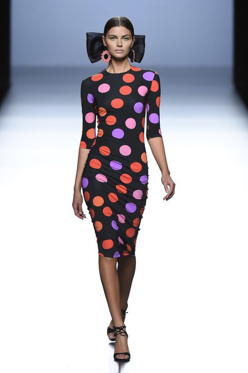 Vestido negro de lunares de María Escoté primavera/verano 2016 en Madrid Fashion Week