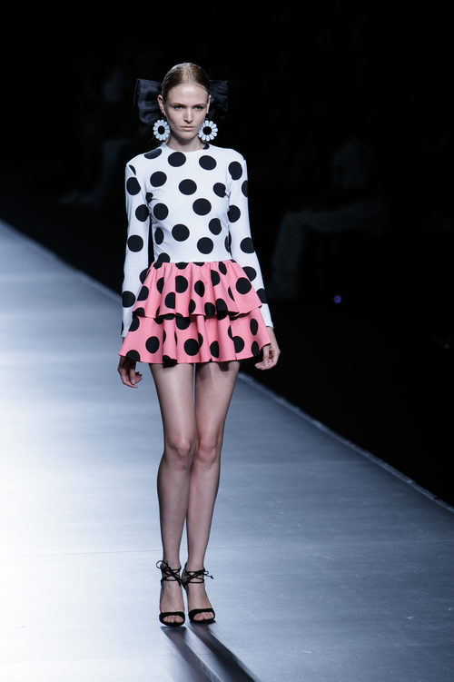 Vestido blanco y rosa de lunares de María Escoté primavera/verano 2016 en Madrid Fashion Week