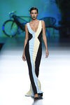 Vestido largo azul, blanco y negro de Maya Hansen primavera/verano 2016 en Madrid Fashion Week