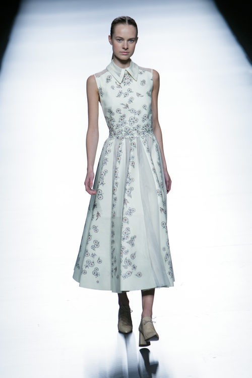 Vestido gris de la colección de primavera/verano 2016 de Teresa Helbig en Madrid Fashion Week