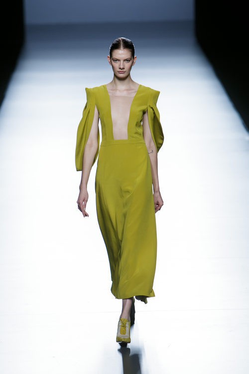 Vestido pistacho de la colección de primavera/verano 2016 de Teresa Helbig en Madrid Fashion Week