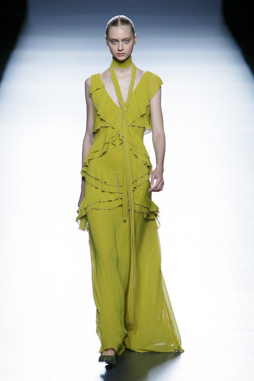 Vestido pistacho largo de la colección de primavera/verano 2016 de Teresa Helbig en Madrid Fashion Week
