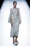 Vestido gris brillante de la colección de primavera/verano 2016 de Teresa Helbig en Madrid Fashion Week