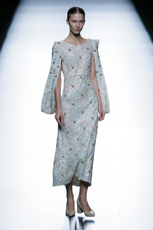 Vestido gris brillante de la colección de primavera/verano 2016 de Teresa Helbig en Madrid Fashion Week