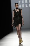 Vestido negro de la colección de primavera/verano 2016 de Teresa Helbig en Madrid Fashion Week