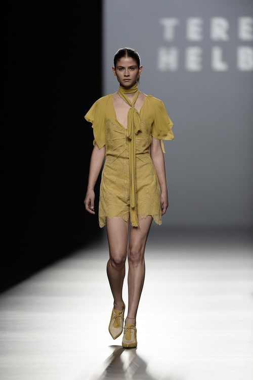 Vestido beige midi de la colección de primavera/verano 2016 de Teresa Helbig en Madrid Fashion Week