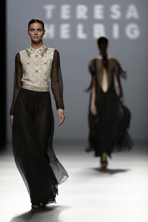 Vestido gris y negro brillante de la colección de primavera/verano 2016 de Teresa Helbig en Madrid Fashion Week