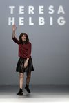 Teresa Helbig al finalizar su desfile de la colección primavera/verano 2016 en la Madrid Fashion Week