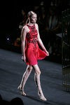 Vestido rojo de la colección de primavera/verano 2016 de Alvarno en Madrid Fashion Week