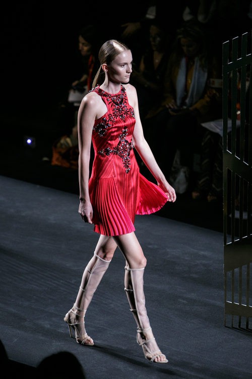 Vestido rojo de la colección de primavera/verano 2016 de Alvarno en Madrid Fashion Week