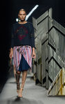 Sweater azul y falda de rayas de la colección de primavera/verano 2016 de Alvarno en Madrid Fashion Week