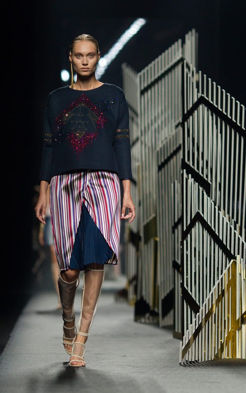 Sweater azul y falda de rayas de la colección de primavera/verano 2016 de Alvarno en Madrid Fashion Week