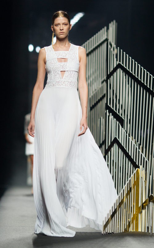 Vestido blanco de la colección de primavera/verano 2016 de Alvarno en Madrid Fashion Week