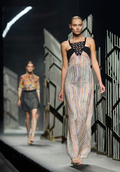 Vestido de rayas de la colección de primavera/verano 2016 de Alvarno en Madrid Fashion Week