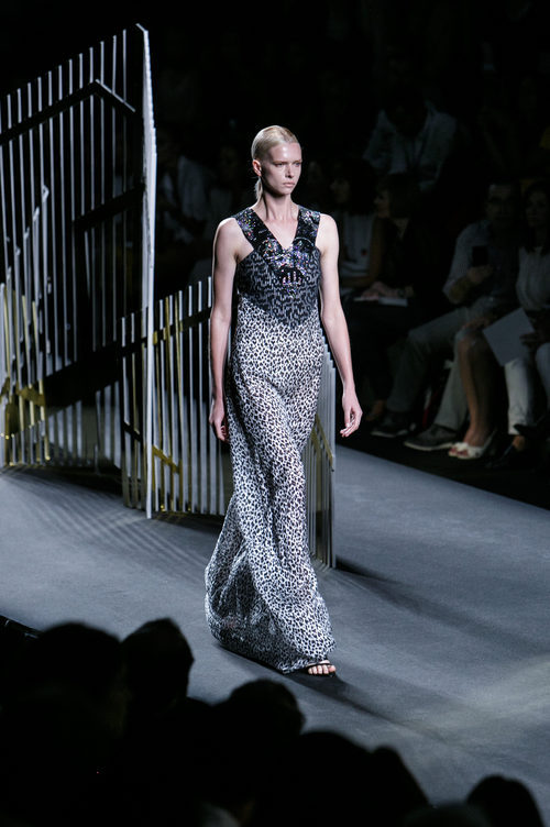Vestido gris y negro de la colección de primavera/verano 2016 de Alvarno en Madrid Fashion Week