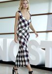Sienna Miller con un vestido de la colección de Victoria Beckham